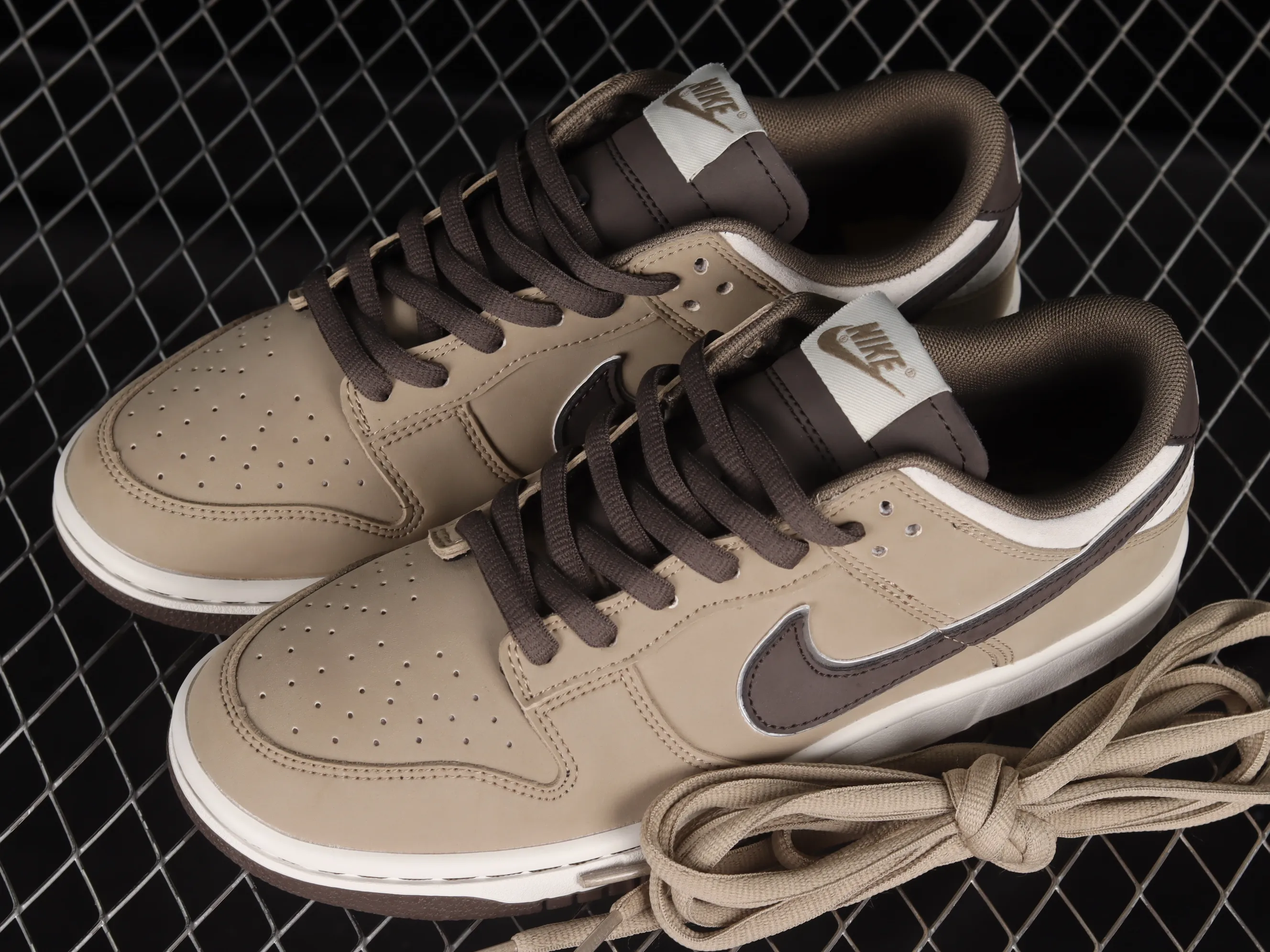 All Categories Nk SB Dunk Series Nk SB Dunk Low Low-top sneakers Otomo Katsuhiro x Nk SB Dunk Low "Steamboy OST" Creative customization collaboration Otomo Katsuhiro co-branded SB low-top sports and leisure sneakers LF0068-002